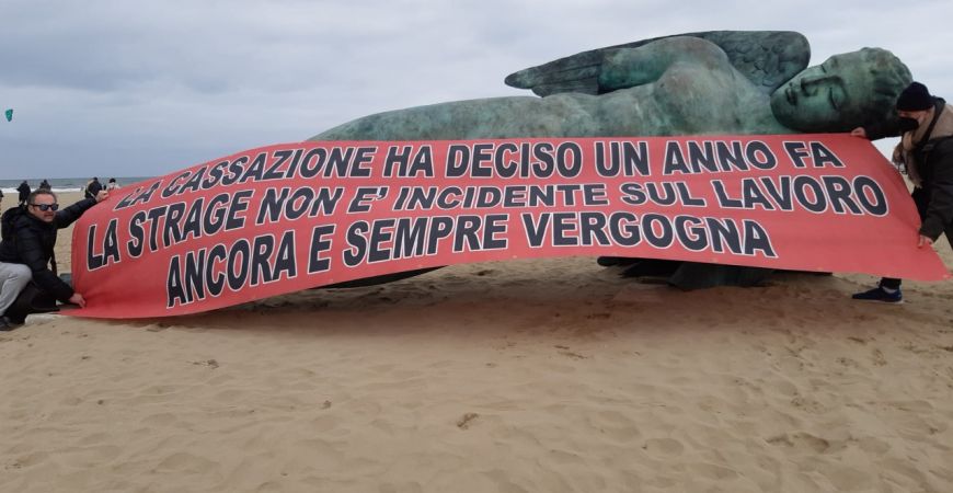 Esposto uni striscione di sei metri e distribuiti volantini